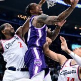 L'image est trompeuse: Yanic Konan Niederhäuser (à droite) et les Clippers ont dominé les Sacramento Kings mardi KEYSTONE/AP/Wally Skalij
