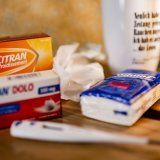 La période des Fêtes coïncide avec une hausse des cas de grippe (image symbolique). KEYSTONE/JEAN-CHRISTOPHE BOTT