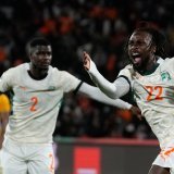 Guessand (à droite) et la Côte d'Ivoire ont arraché la 1re place de leur groupe mercredi à la CAN KEYSTONE/AP/Themba Hadebe