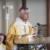 L'évêques de Sion, Jean-Marie Lovey, a souligné qu'il était "insupportable de rester dans le noir". KEYSTONE/JEAN-CHRISTOPHE BOTT