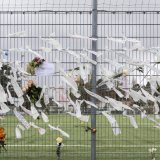 A Lutry (VD), le terrain de foot de l'équipe locale s'est transformé en lieu de recueillement. KEYSTONE/CYRIL ZINGARO