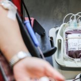 Les règles précédentes étaient en vigueur depuis plus de 20 ans. Elles avaient été mises en place à l'époque en raison du risque de transmission de la maladie de Creutzfeldt-Jakob (vMCJ) - ou maladie de la vache folle - par le sang. KEYSTONE/DPA/OLIVER BERG