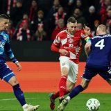 L'international suisse et défenseur Silvan Widmer (au centre) a inscrit son 2e but de la saison en Bundesliga avec Mayence. (Archives) KEYSTONE/EPA/RONALD WITTEK