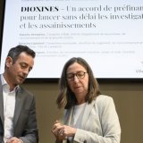 Vassilis Venizelos et Natacha Litzistorf ont présenté jeudi la première étape d'assainissement des sols pollués aux dioxines à Lausanne. KEYSTONE/MARTIAL TREZZINI