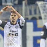 Auteur d'un triplé, Uran Bislimi a largement participé à la victoire de Lugano à Lucerne 5-2 dimanche en Super League. KEYSTONE/URS FLUEELER