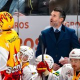 Christian Dubé a vu ses joueurs s'incliner 2-1 en prolongation à Lausanne pour sa première sur le banc biennois. KEYSTONE/FABRICE DE GASPERIS