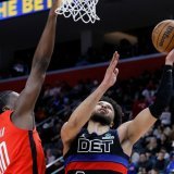 Clint Capela (à gauche) et les Rockets ont battu Houston vendredi KEYSTONE/AP/Duane Burleson