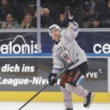 Christoph Bertschy a été décisif pour Gottéron lors de la séance de tirs au but face aux Zurich Lions. KEYSTONE/MANUEL GEISSER