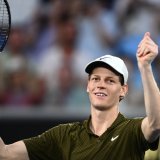 Jannik Sinner jouera pour une place dans le dernier carré de l'Open d'Australie mercredi. KEYSTONE/EPA/JOEL CARRETT