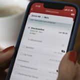 « En raison de problèmes techniques, la connexion au SwissPass n'est actuellement possible que de manière limitée », pouvait-on lire lundi sur de nombreux téléphones mobiles suisses. KEYSTONE/CHRISTIAN BEUTLER