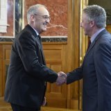L'ambassadeur allemand, Markus Potzel (à dr.) serre la main du président de la Confédération, Guy Parmelin (à g.) (archives). KEYSTONE/CHRISTIAN BEUTLER