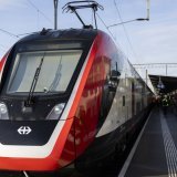 Le trafic voyageurs international reste un défi. Certains trains arrivent avec des retards en Suisse, en particulier en provenance de l'Allemagne, ce qui a des répercussions sur la ponctualité ici. Afin d'y remédier, les CFF mettent notamment en service des trains de remplacement du côté suisse. KEYSTONE/PETER KLAUNZER