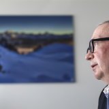 Le président de Crans-Montana Nicolas Féraud regrette de ne pas avoir adressé, le 6 janvier dernier, des excuses pour les victimes du drame du bar "Le Constellation", lors d'une conférence de presse organisée par la commune quelques jours après la tragédie qui a fait 40 morts. KEYSTONE/EPA/CYRIL ZINGARO