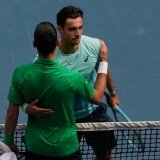 Novak Djokovic (de dos) a bénéficié de l'abandon de Lorenzo Musetti. KEYSTONE/AP/Aaron Favila