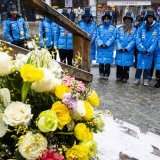 Une délégation de l'équipe italienne de ski s'est rendue à proximité du bar "Le Constellation", pour rendre hommage aux victimes du tragique incendie du Nouvel an. KEYSTONE/JEAN-CHRISTOPHE BOTT