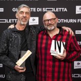 Nicolas Wadimoff, avec "Qui vit encore", (à gauche), et Erik Bernasconi, avec "Becaaria", (à droite) sont les gagnants de cette 61e édition des Journées de Soleure. KEYSTONE/ANTHONY ANEX