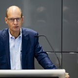 Philippe Eckert, président du conseil d'administration du RHNe, a expliqué qu'avec Réso.ne, l’idée est de créer des pôles de santé pluridisciplinaires, en collaboration avec les autres établissements autonomes de droit public (archives). KEYSTONE/JEAN-CHRISTOPHE BOTT