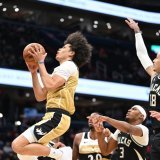 Kyshawn George (à gauche) a brillé jeudi face aux Bucks KEYSTONE/AP/John McDonnell