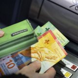 Le SECO part du principe que les versements "seront effectués dans les délais prévus ou avec quelques jours de retard". Les cas complexes pourraient toutefois prendre plus de temps (photo d'illustration). KEYSTONE/GAETAN BALLY