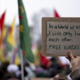 Au cours des deux dernières semaines, les Kurdes en exil ont manifesté presque quotidiennement dans les villes suisses contre les attaques menées contre leur territoire dans le nord de la Syrie. (Photo d'archive) KEYSTONE/CLAUDIO THOMA