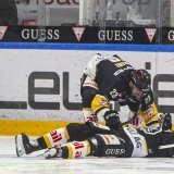 A terre, Jiri Sekac est félicité par Giovanni Morini après avoir inscrit le 2-1 luganais KEYSTONE/Samuel Golay