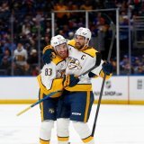 Roman Josi (à droite) est félicité par Adam Wilsby après avoir inscrit le but de la victoire KEYSTONE/AP/John Munson