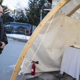 Le conseiller fédéral Martin Pfister s'est rendu à Crans-Montana (VS) pour se recueillir sur le site du mémorial dimanche, un mois après la tragédie du 1er janvier. KEYSTONE/ALESSANDRO DELLA VALLE