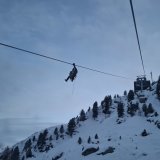 Lors de l'exercice de ce lundi soir, les patrouilleurs ont dû grimper au sommet des pylônes en amont des cabines, avant de se laisser glisser le long du câble grâce à une poulie motorisée, en direction des personnes à évacuer.