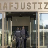 Un Suisse de 19 ans accusé d'avoir poignardé un jeune de 15 ans en juin 2024 près d'une école à Aesch (BL) comparaît lundi devant la cour pénale de Bâle-Campagne, à Muttenz (archives). KEYSTONE/URS FLUEELER