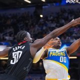 Clint Capela (à gauche) et les Rockets ont battu les Pacers lundi KEYSTONE/AP/Michael Conroy