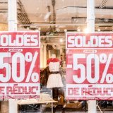 La hausse des prix a ralenti en janvier en France, en raison notamment d'une baisse prononcée des prix dans l'habillement et les chaussures. (archive) KEYSTONE/EPA/Teresa Suarez