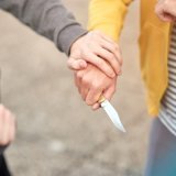 L'enseignante a reçu trois ou quatre coups de couteau (image symbolique). KEYSTONE