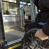 En Suisse, les personnes en situation de handicap doivent pouvoir emprunter les transports publics facilement et de manière autonome, indique la loi fédérale sur l'élimination des inégalités frappant les personnes handicapées (LHand) (archives). Keystone/MARTIAL TREZZINI