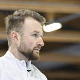 Yannick Schwaller et son épouse Briar Schwaller-Hürlimann entrent en scène mercredi soir à Cortina KEYSTONE/EPA COMPIC/KIMMO BRANDT