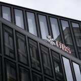 Pour l'ensemble de l'année 2025, le numéro un bancaire helvétique affiche un bénéfice de 7,8 milliards de dollars, en hausse de plus de moitié (+53%) (archives). KEYSTONE/GAETAN BALLY