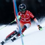 À l'image du géant de samedi, Camille Rast portait un brassard noir sur le bras gauche, en hommage aux victimes du drame de Crans-Montana.