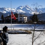 A Crans-Montana, deux mondes s'entrechoquent, celui sur le drame du Nouvel-an et celui d'une station qui accueille des touristes presque comme si de rien n'était. (image d'illustration)