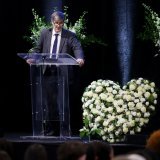 Le journaliste valaisan Benoît Aymon lors de la cérémonie en hommage aux victimes de l'incendie meurtrier du bar "Le Constellation".