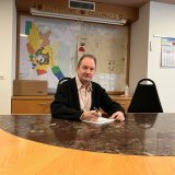 Le président Michel Tacchini le déplore : il y a trop de place autour de la table du Conseil communal de Collonges...