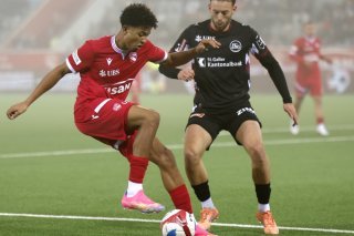 Ethan Meichtry (en rouge) réussit une excellente saison avec Thoune KEYSTONE/PETER KLAUNZER