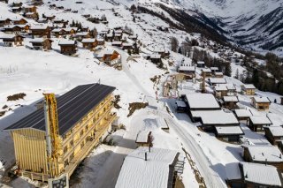 Situé à 1970 mètres d'altitude, le bâtiment rectiligne trouve sa place à proximité de la télécabine de Lauchernalp et au pied des pistes de ski. La station surplombe le village de Wiler et la vallée du Lötschental. Keystone/JEAN-CHRISTOPHE BOTT