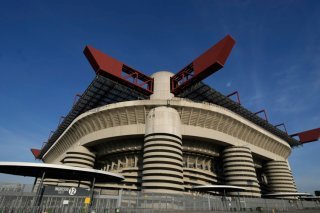 Stade habituel de l'AC Milan, San Siro sera le théâtre en février les JO 2026, y rendant impossible la tenue du match entre les Milanais et Côme. (Archives) KEYSTONE/AP/LUCA BRUNO