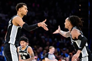 Wembanyama (à gauche) et les Spurs ont à nouveau battu le Thunder jeudi KEYSTONE/AP/Gerald Leong