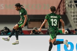 Ademola Lookman (à gauche) a été le grand homme de la victoire du Nigeria. KEYSTONE/AP/Mosa'ab Elshamy