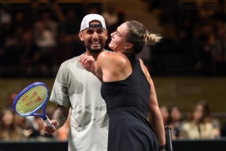 Nick Kyrgios (de face) a battu la numéro 1 mondiale Aryna Sabalenka. KEYSTONE/EPA/Christopher Pike / POOL