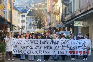 L'initiative de Sarah Andereggen (tout à gauche) a réuni près de 140 personnes au coeur de Monthey. fazw