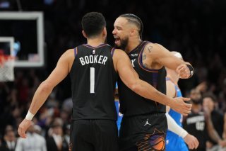 Devin Booker est félicité par Dillon Brooks après avoir inscrit le panier de la gagne face à OKC KEYSTONE/AP/Rick Scuteri