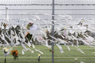 A Lutry (VD), le terrain de foot de l'équipe locale s'est transformé en lieu de recueillement. KEYSTONE/CYRIL ZINGARO