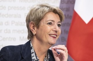 Deux jours avant le comité interpartis "Oui à l'imposition individuelle", la ministre des finances Karin Keller-Sutter a aussi défendu le projet (archives). KEYSTONE/PETER SCHNEIDER