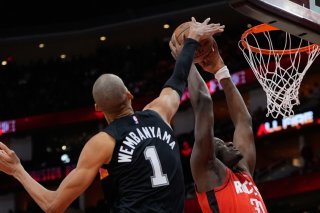 Capela (à droite) et les Rockets ont maté les Spurs de Wembanyama mardi KEYSTONE/AP/Ashley Landis